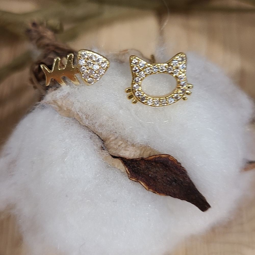🐈🐟NEW🐈🐟ADORABLE!! Asymetrical Cat and Fish Earrings in GOLD with CZ'S - Picture 4 of 13